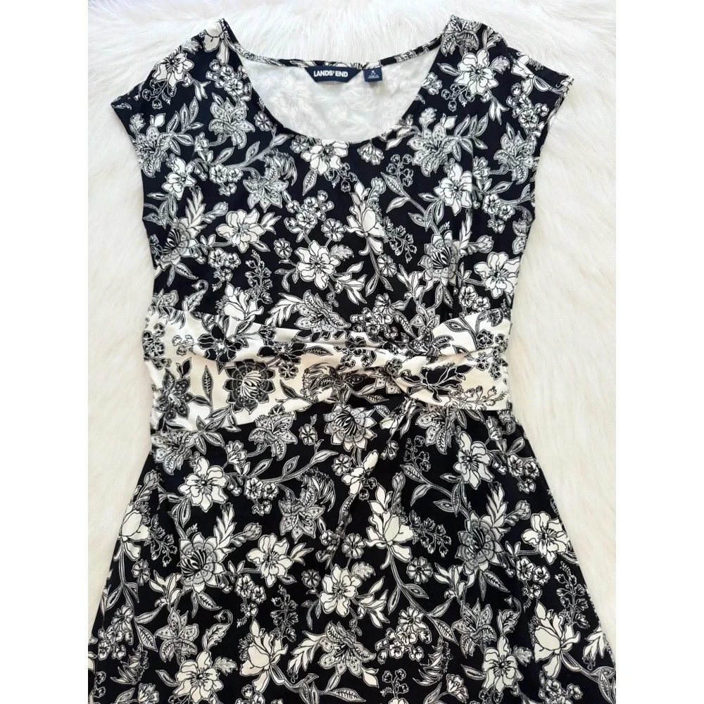 Lands’ End Floral Fit and Flare Dress 🤍🖤 - Picture 2 of 4